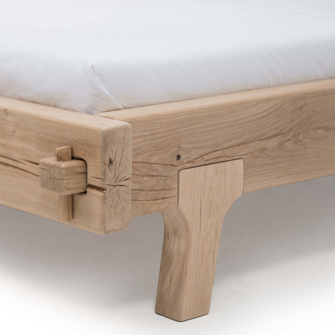 TALAS Massivholz - Bett - Das Kopfteil besteht aus Holzelementen mit harmonischen Akzenten-detail