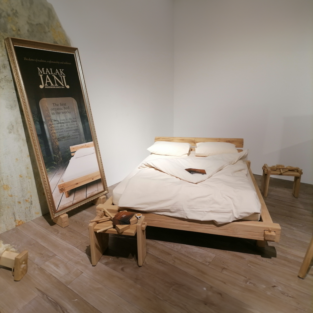 TALAS Massivholz - Bett - Das Kopfteil besteht aus Holzelementen mit harmonischen Akzenten im Raum