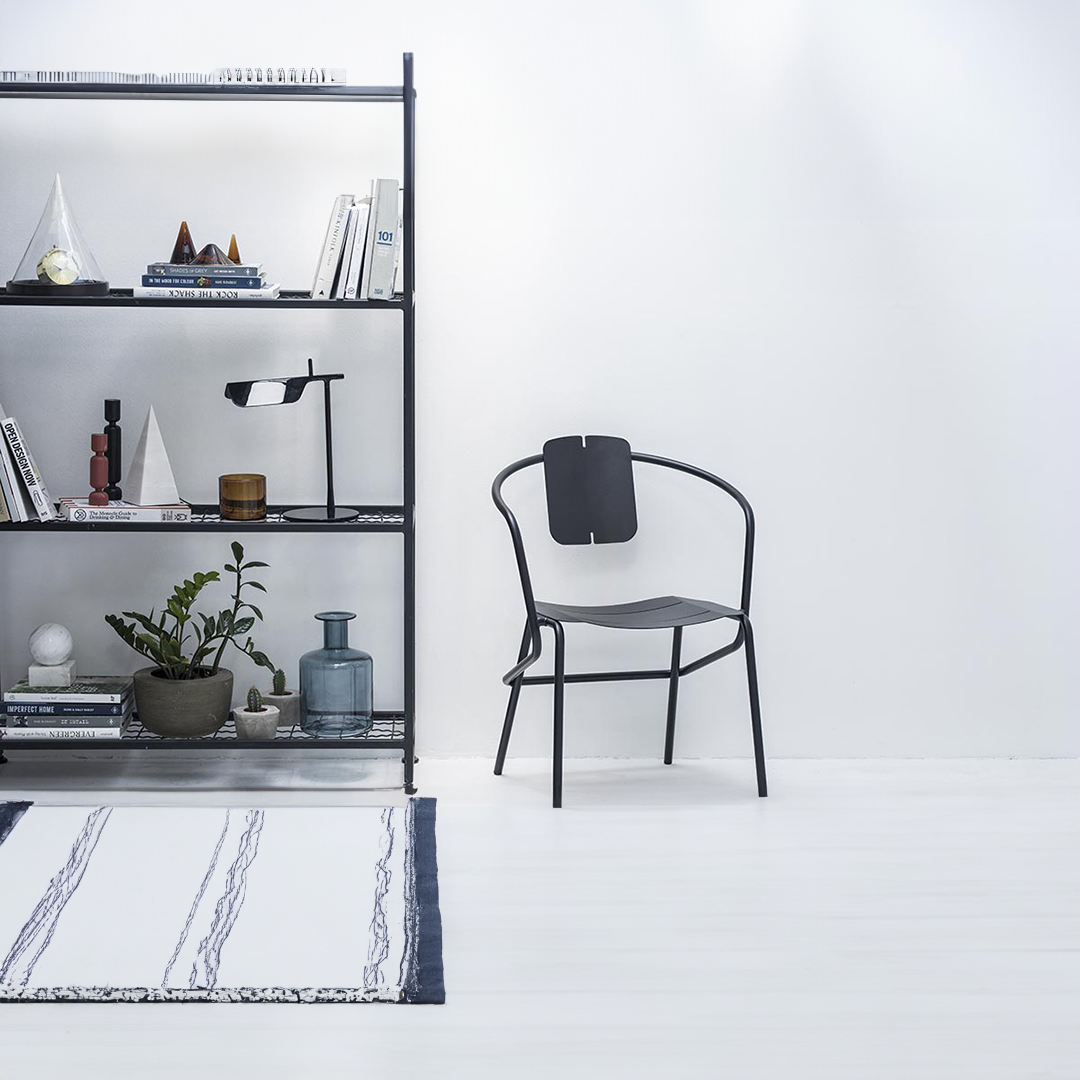 ATAMAN MINIMALIST Gartenstuhl-im Zimmer neben dem Bücherregal