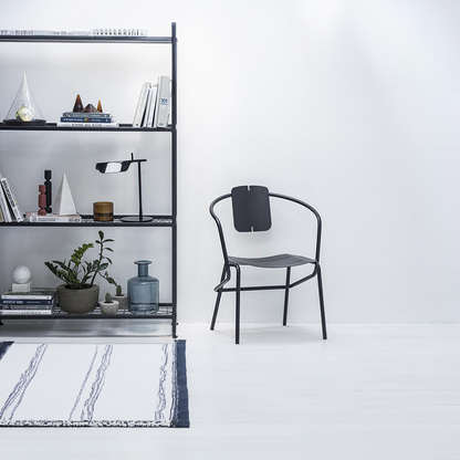 ATAMAN MINIMALIST Gartenstuhl-im Zimmer neben dem Bücherregal