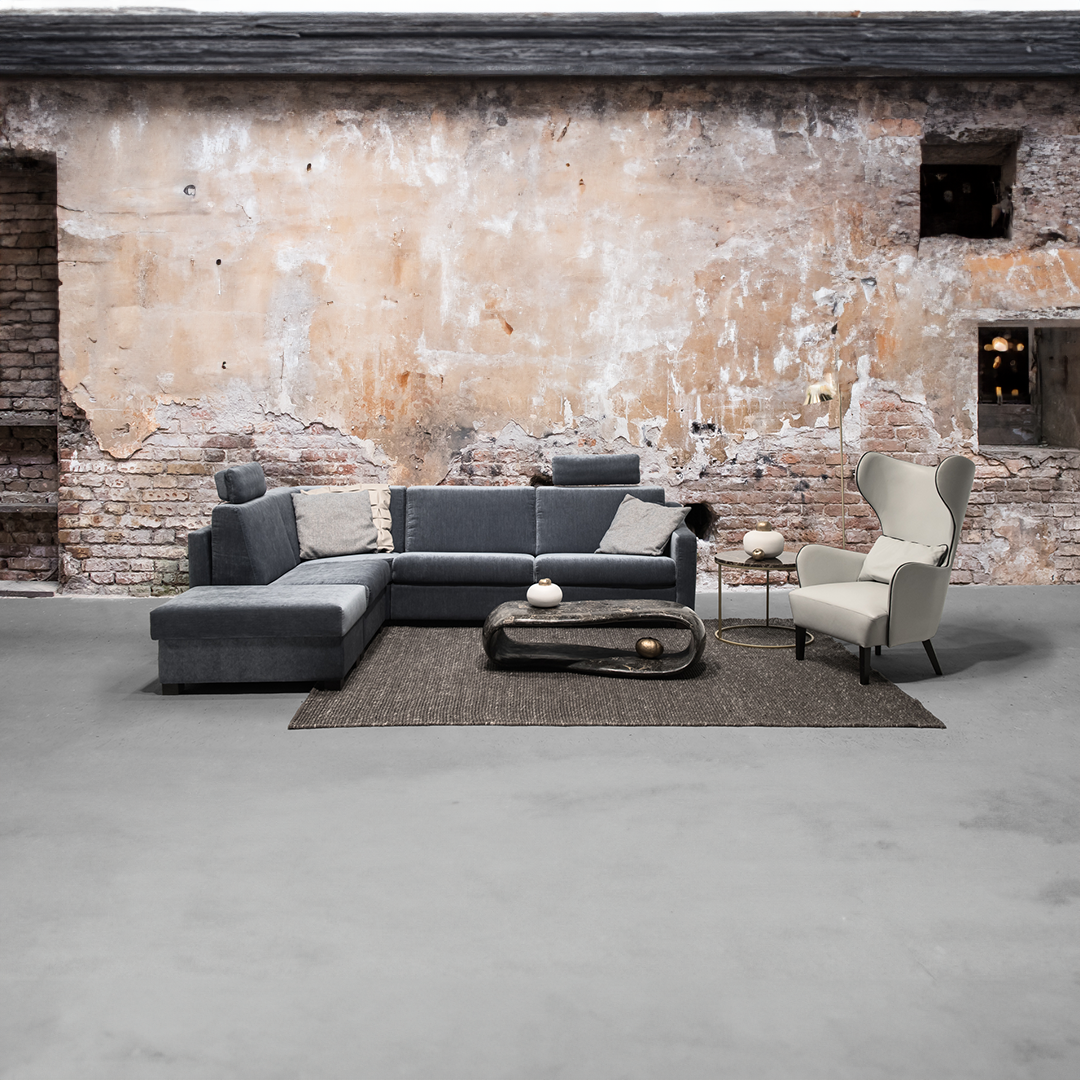 MARKO Schlafsofas - tragende Elemente aus massiver Buche, verstärkt mit Holzplattenelementen -im Raum