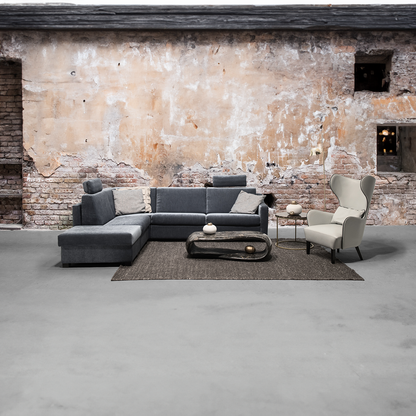 MARKO Schlafsofas - tragende Elemente aus massiver Buche, verstärkt mit Holzplattenelementen -im Raum