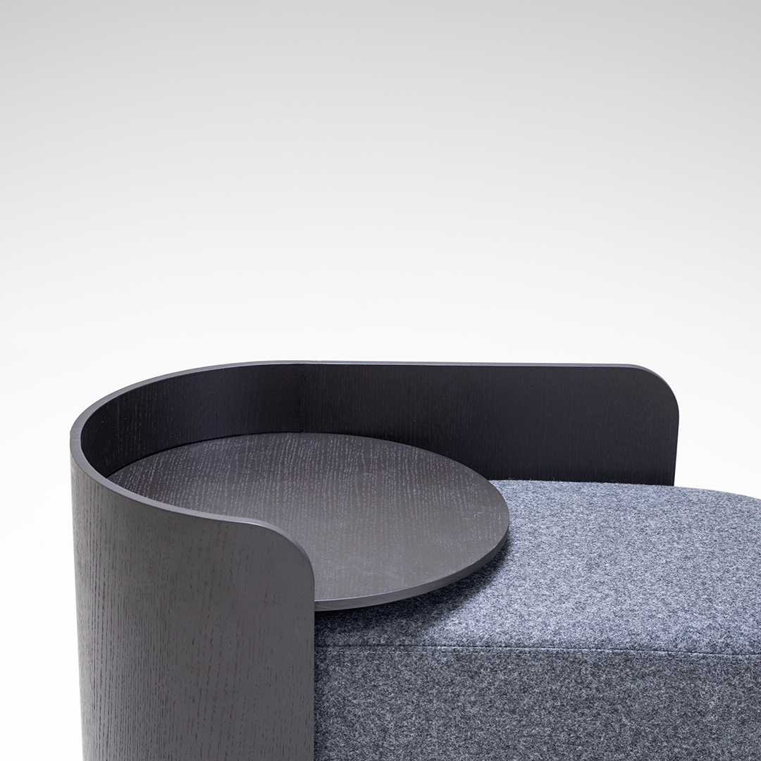 SKUPA - Beistelltisch und Hocker