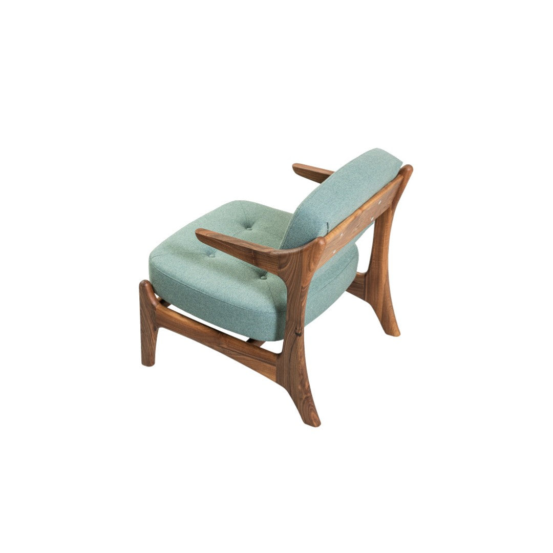 BAIA-Designer Sessel aus Massivholz Stoffpolsterung-aus Perspektive von hinten-nussbaum