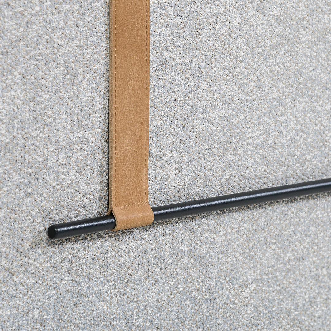 BENVENUTTI-Designersofa, Gestell aus Massivholz mit Stoffpolsterung-detail Rückenkissen