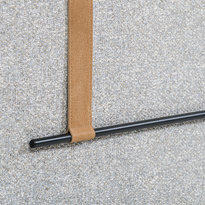 BENVENUTTI-Designersofa, Gestell aus Massivholz mit Stoffpolsterung-detail Rückenkissen