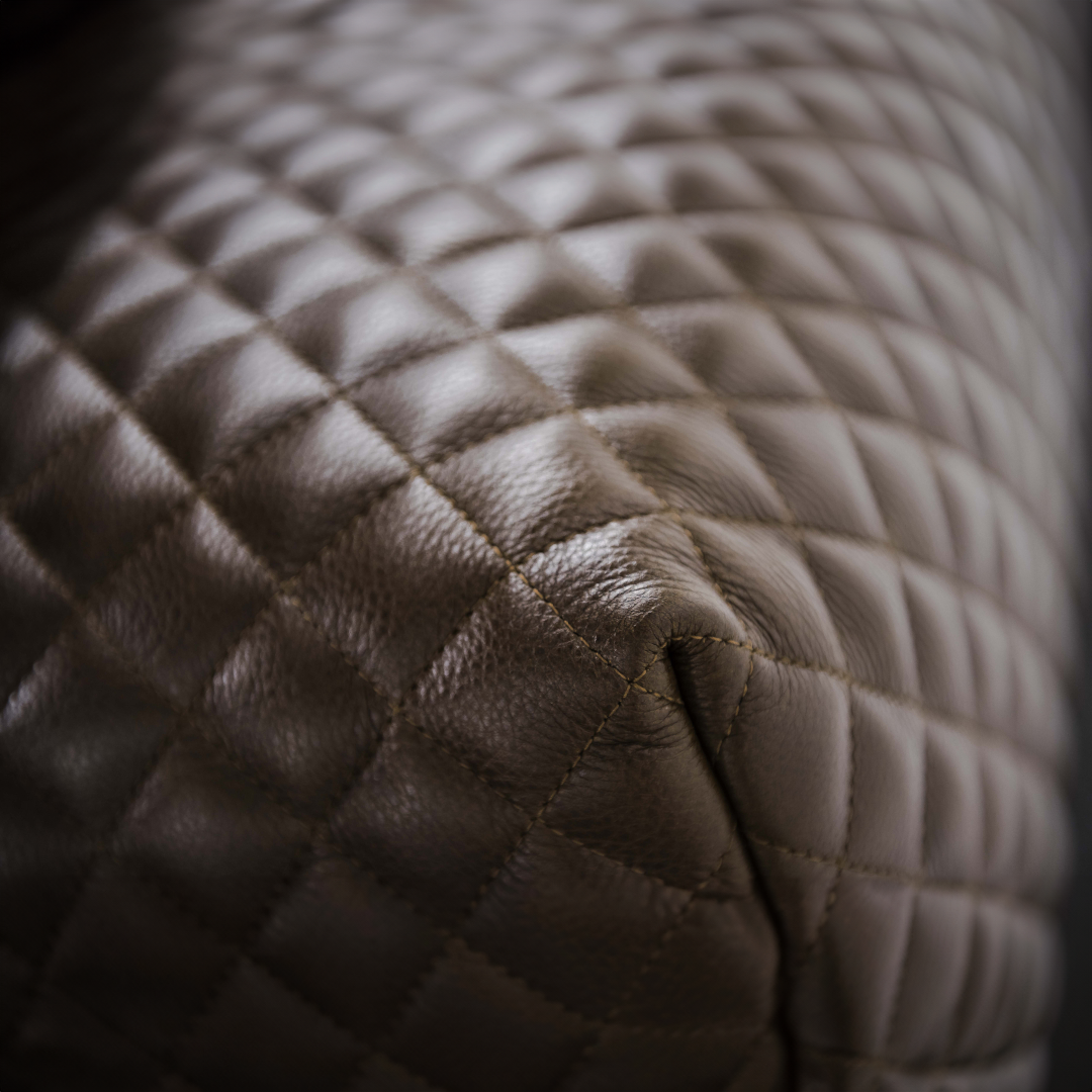 CAPRI-Designersofa, Gestell aus Massivholz mit Stoffpolsterung-detail aus Leder