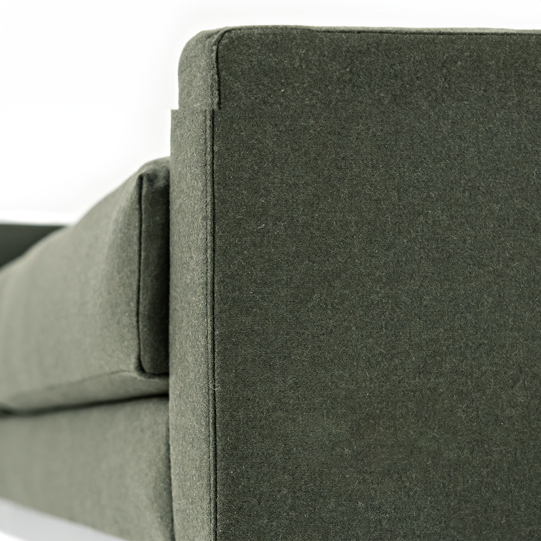 CHELSEA-Designersofa, Gestell aus Massivholz mit stoffpolsterung-detail