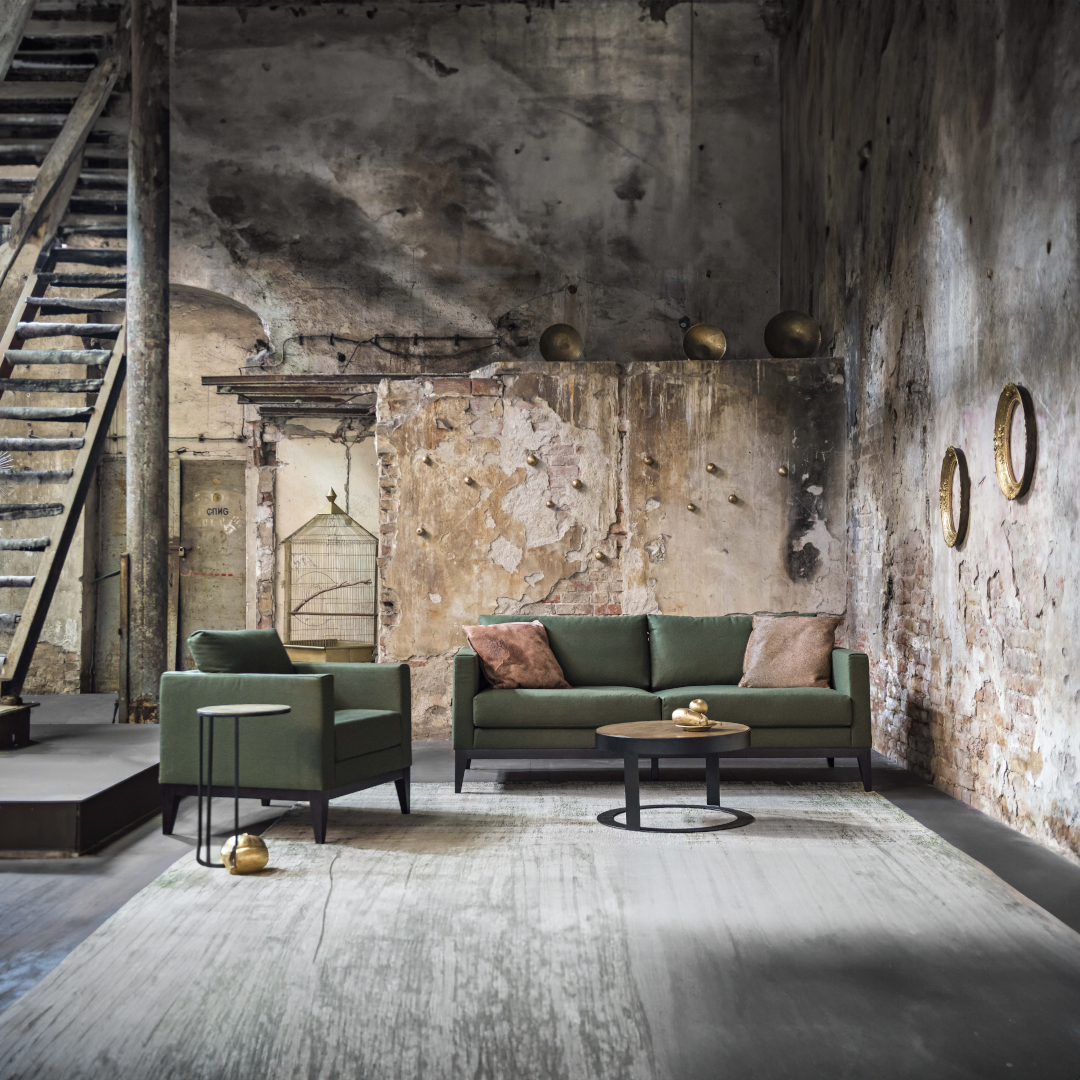 CHELSEA-Designersofa, Gestell aus Massivholz mit Stoffpolsterung-im Raum