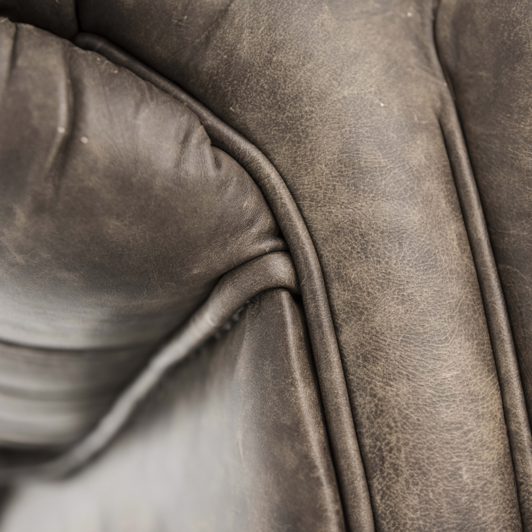 CLASSIC LUX-Designersofa, Gestell aus Massivholz mit Lederpolsterung-detail Ziernaht