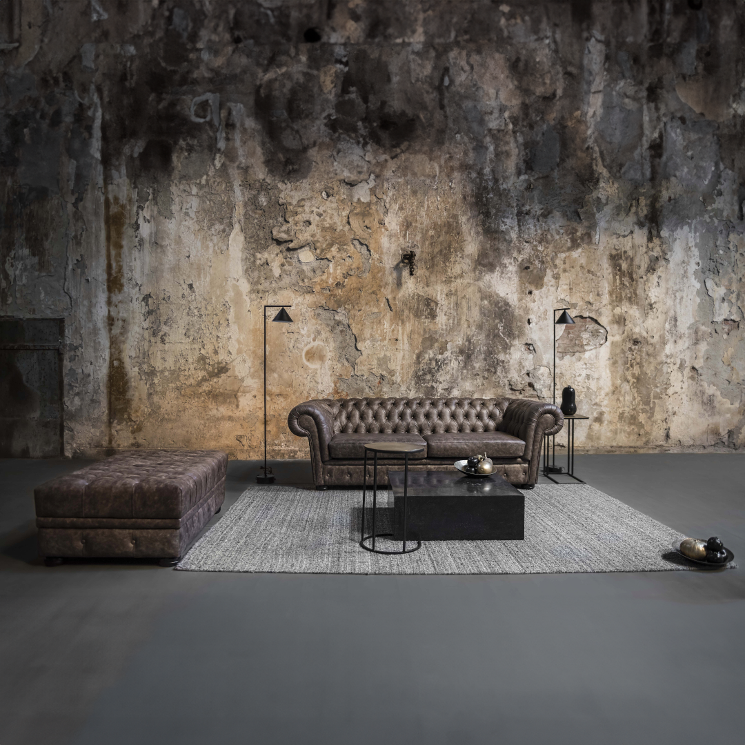 CLASSIC LUX-Designersofa, Gestell aus Massivholz mit Lederpolsterung-im Raum