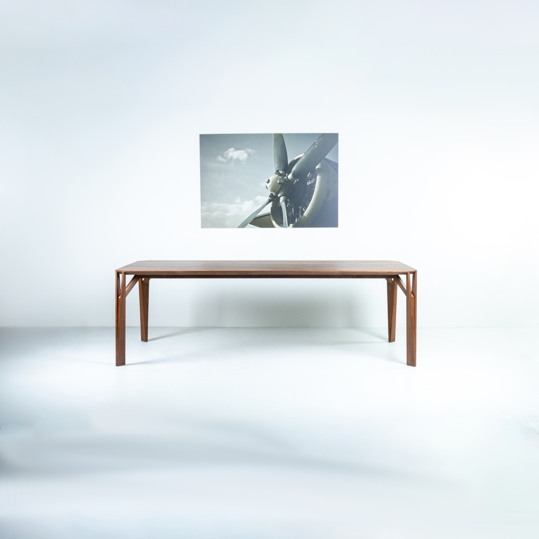 KAMINARI-Designer Esstisch aus Massivholz im Raum