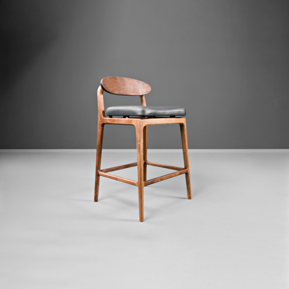 LABOR-Designer Barhocker aus Massivholz und Lederpolsterung-im Raum