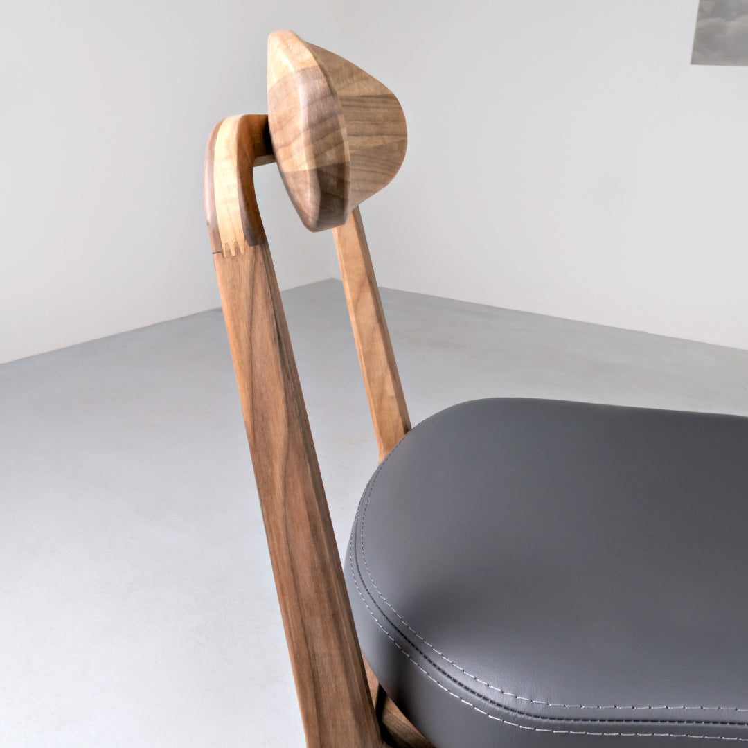 LABOR-Designer Stuhl, Gestell aus Massivholz und Lederpolsterung-detail