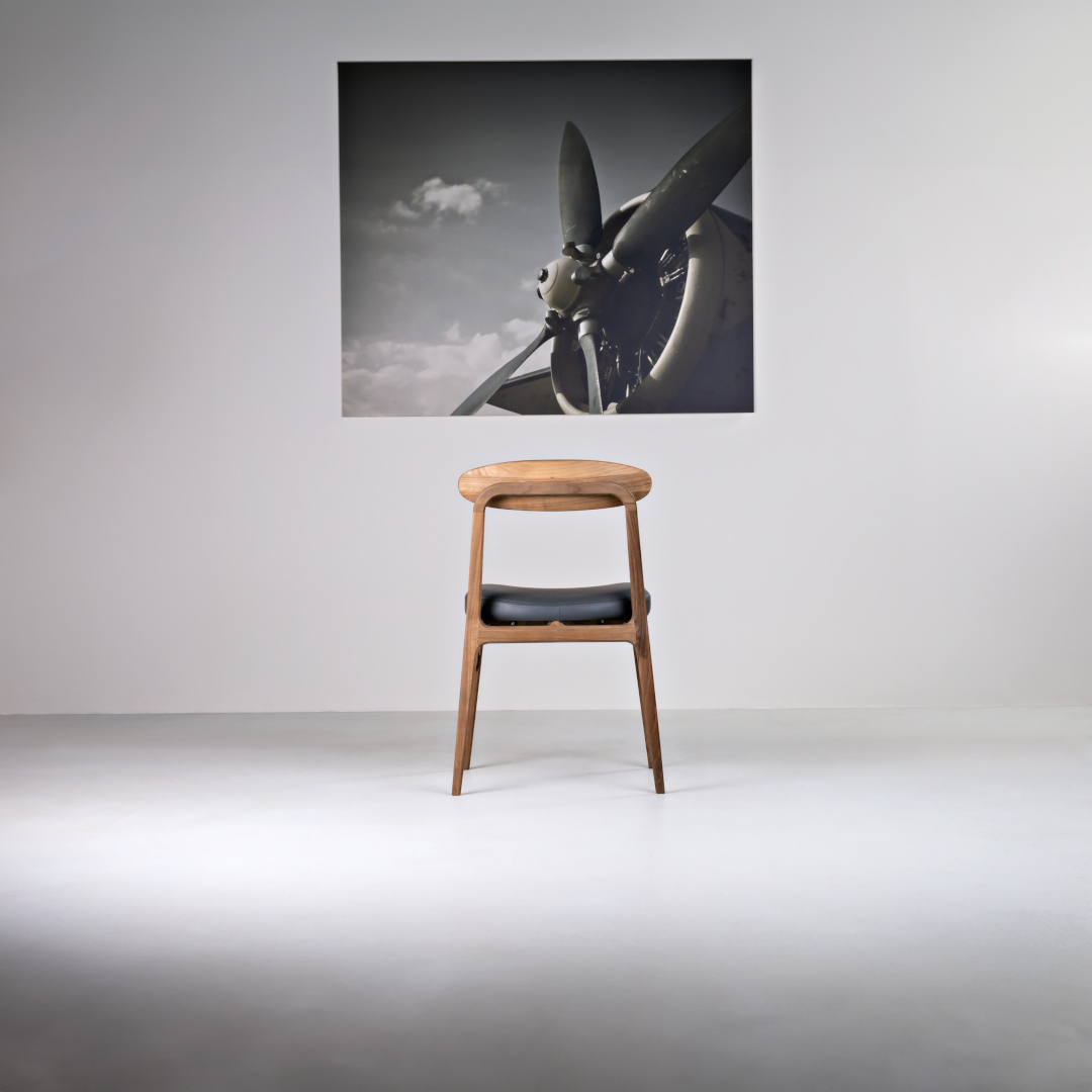 LABOR-Designer Stuhl, Gestell aus Massivholz und Lederpolsterung-rücken im Ambiente