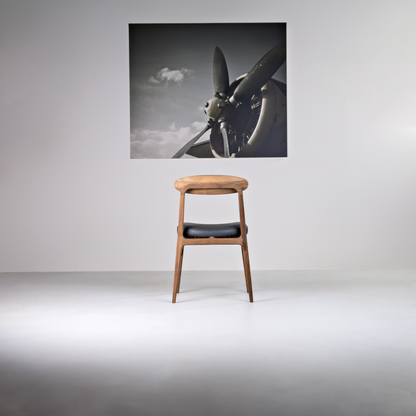 LABOR-Designer Stuhl, Gestell aus Massivholz und Lederpolsterung-rücken im Ambiente