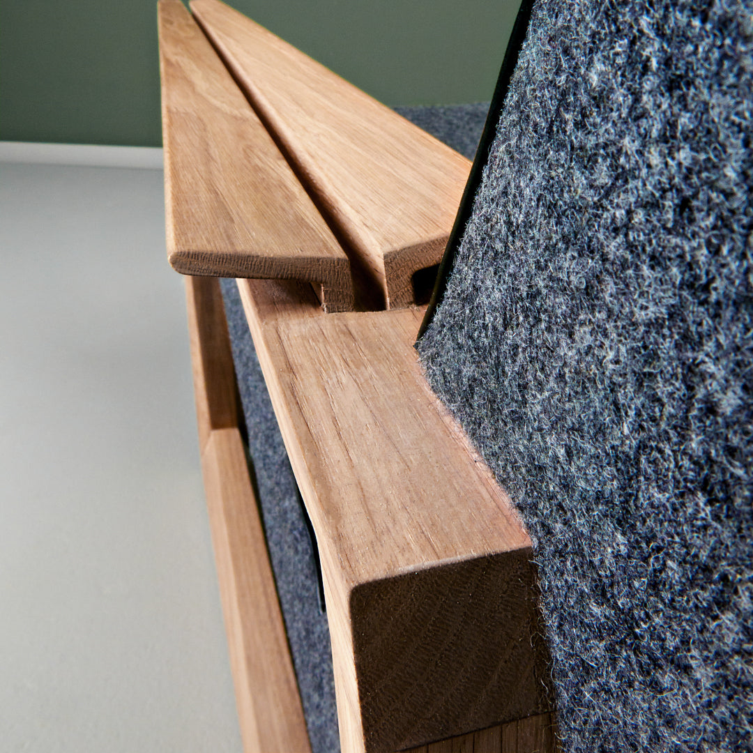 LASTA-Designer Sessel aus Massivholz und Stoffpolsterung-armlehne Detail