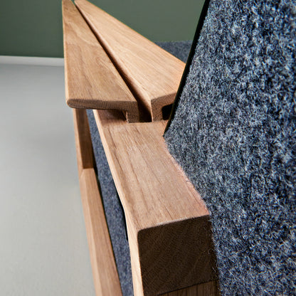 LASTA-Designer Sessel aus Massivholz und Stoffpolsterung-armlehne Detail