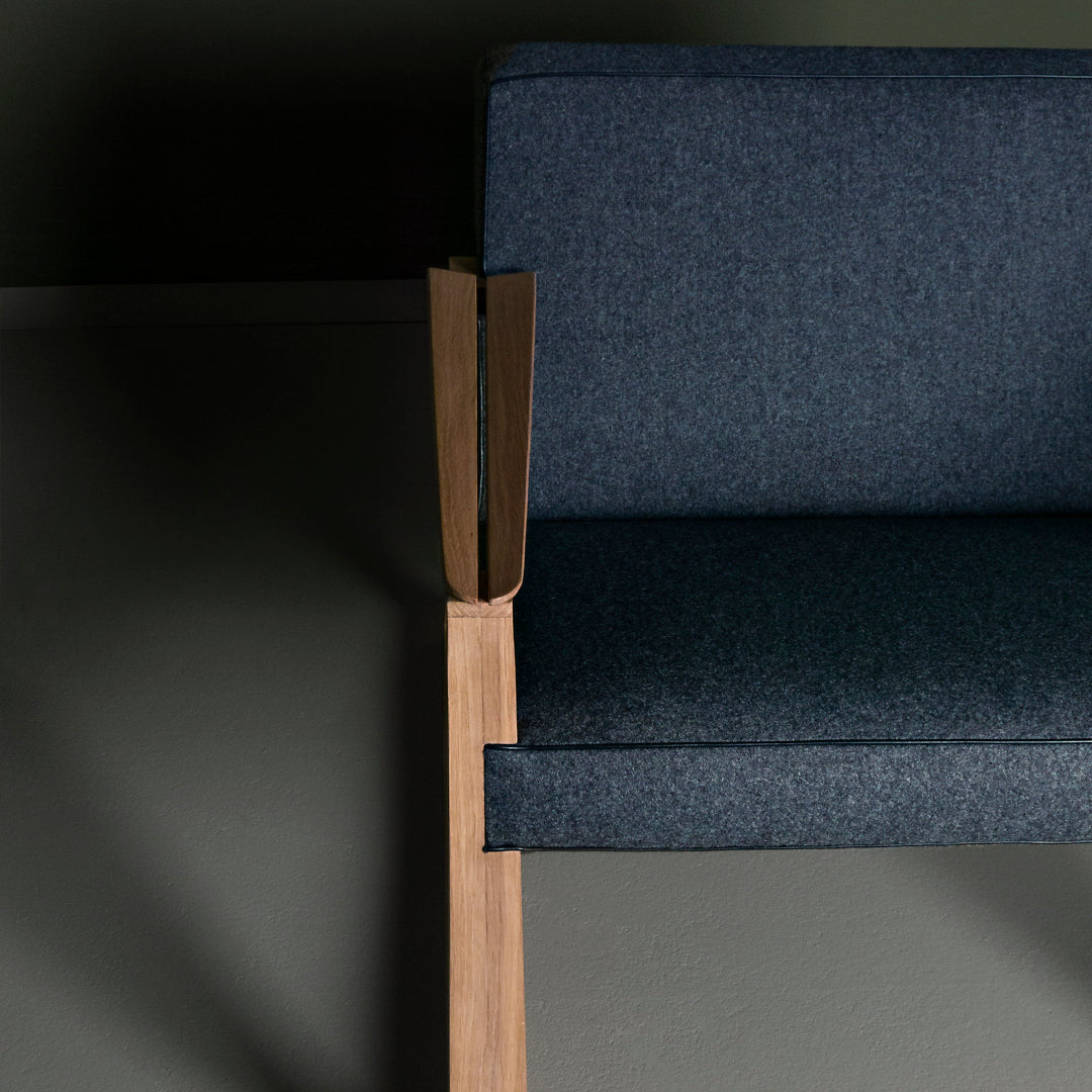 LASTA-Designer Sessel aus Massivholz und Stoffpolsterung-detail