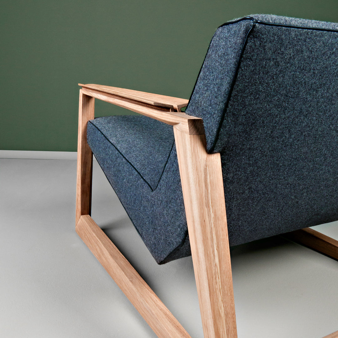 LASTA-Designer Sessel aus Massivholz und Stoffpolsterung-rücken seitlich