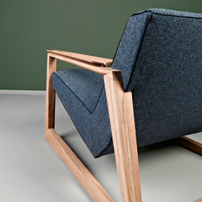 LASTA-Designer Sessel aus Massivholz und Stoffpolsterung-rücken seitlich