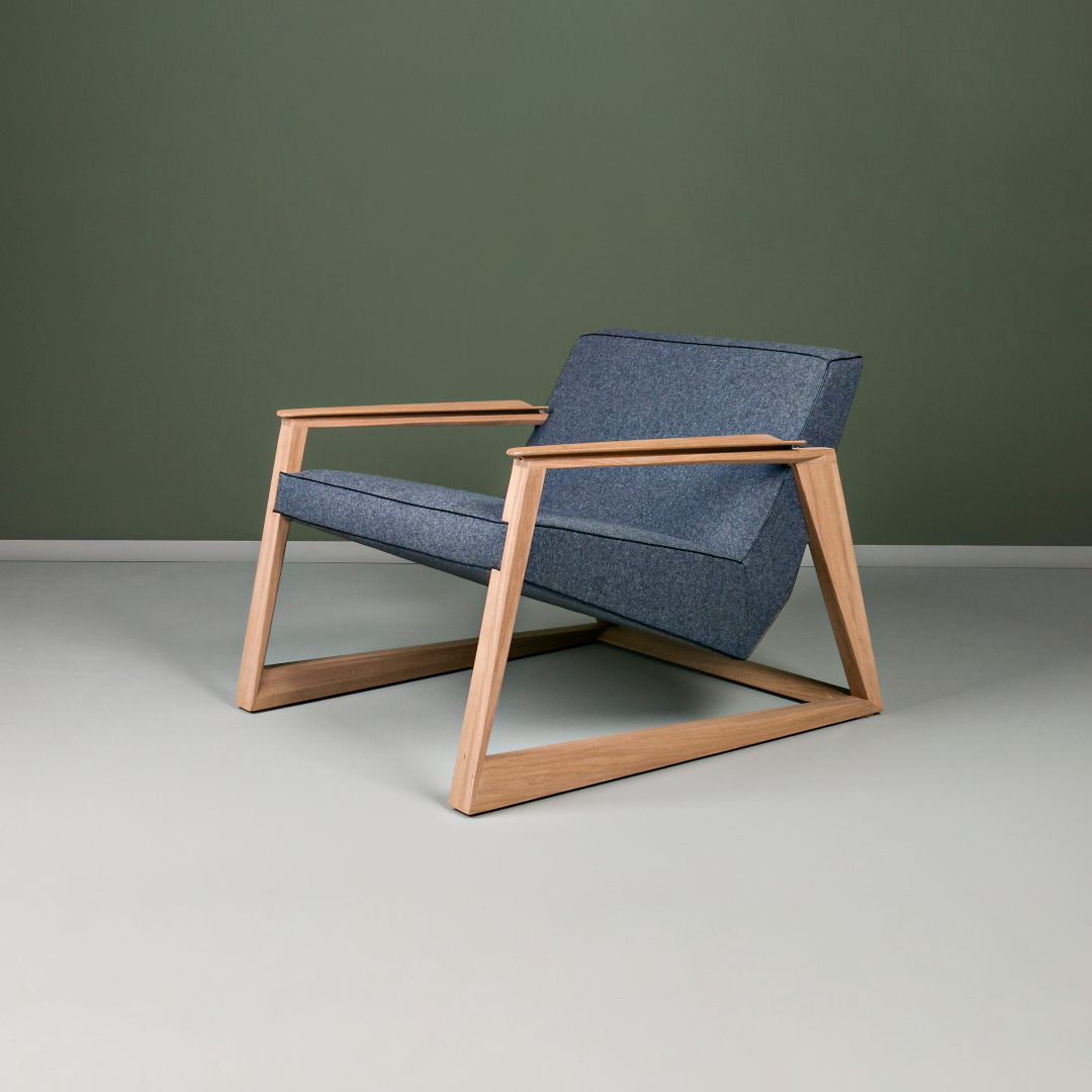 LASTA-Designer Sessel aus Massivholz und Stoffpolsterung-frontale Seitenansicht