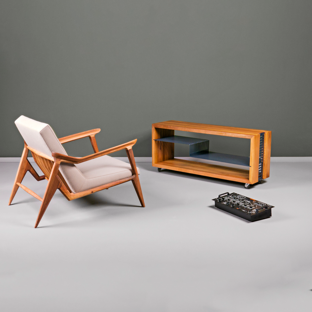 LIPA-Designer Sessel aus Massivholz und Stoffpolsterung-im Raum