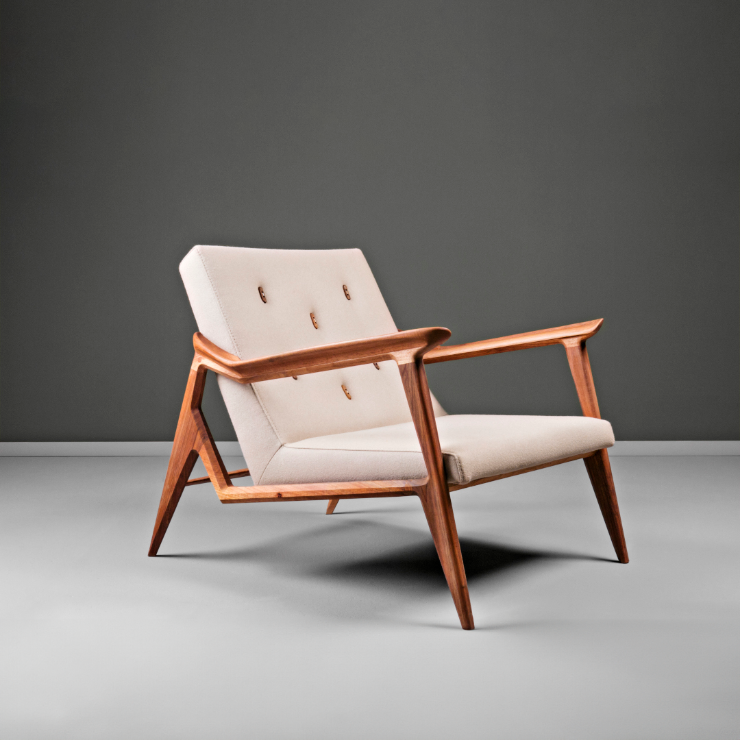 LIPA-Designer Sessel aus Massivholz und Stoffpolsterung-seitenansicht frontal