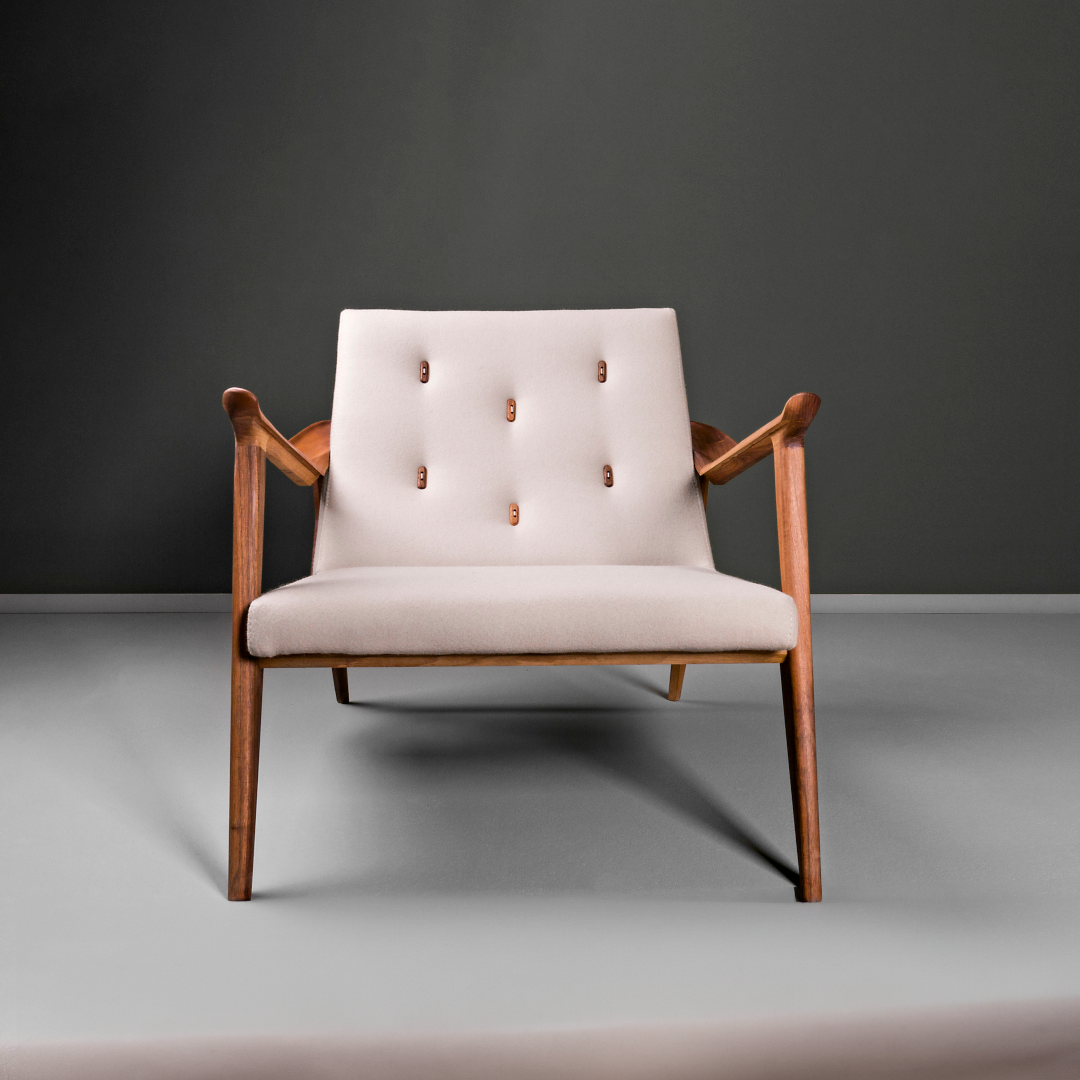 LIPA-Designer Sessel aus Massivholz und Stoffpolsterung