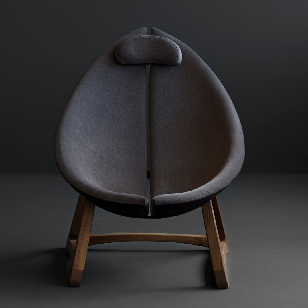 MINAS-Designer Sessel aus Massivholz und Stoffpolsterung-frontal