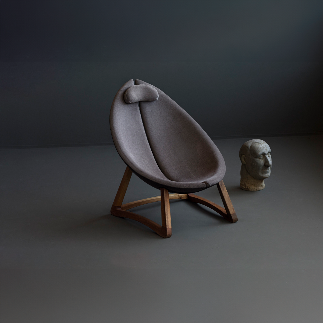 MINAS-Designer Sessel aus Massivholz und Stoffpolsterung-perspektive