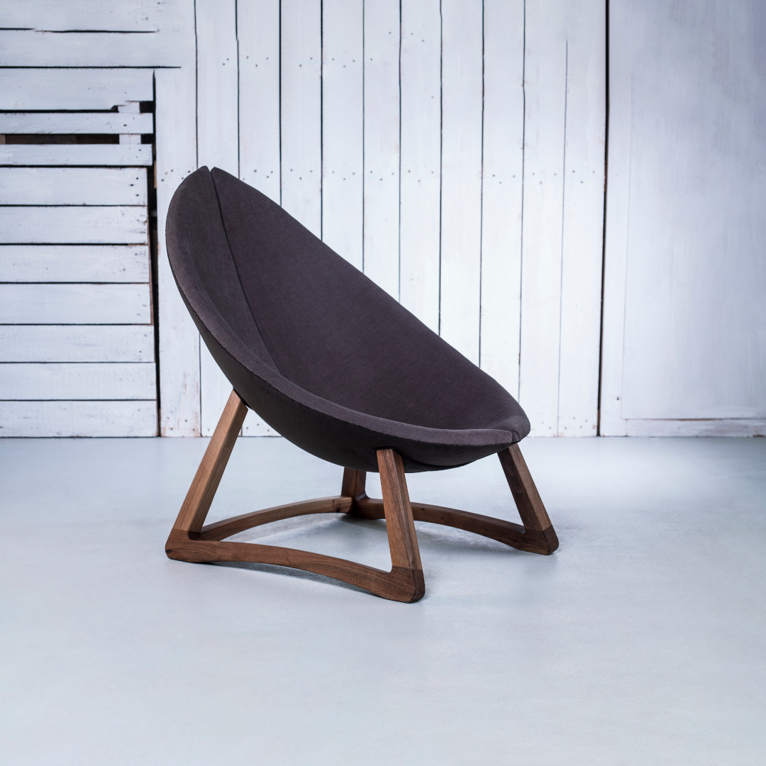 MINAS-Designer Sessel aus Massivholz und Stoffpolsterung-frontale Seitenansicht