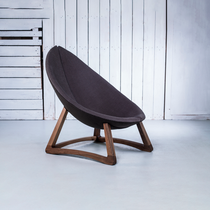 MINAS-Designer Sessel aus Massivholz und Stoffpolsterung-frontale Seitenansicht