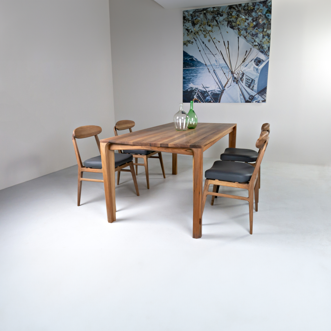 Pero Designer Esstisch aus Massivholz mit Stühlen, Seitenansicht