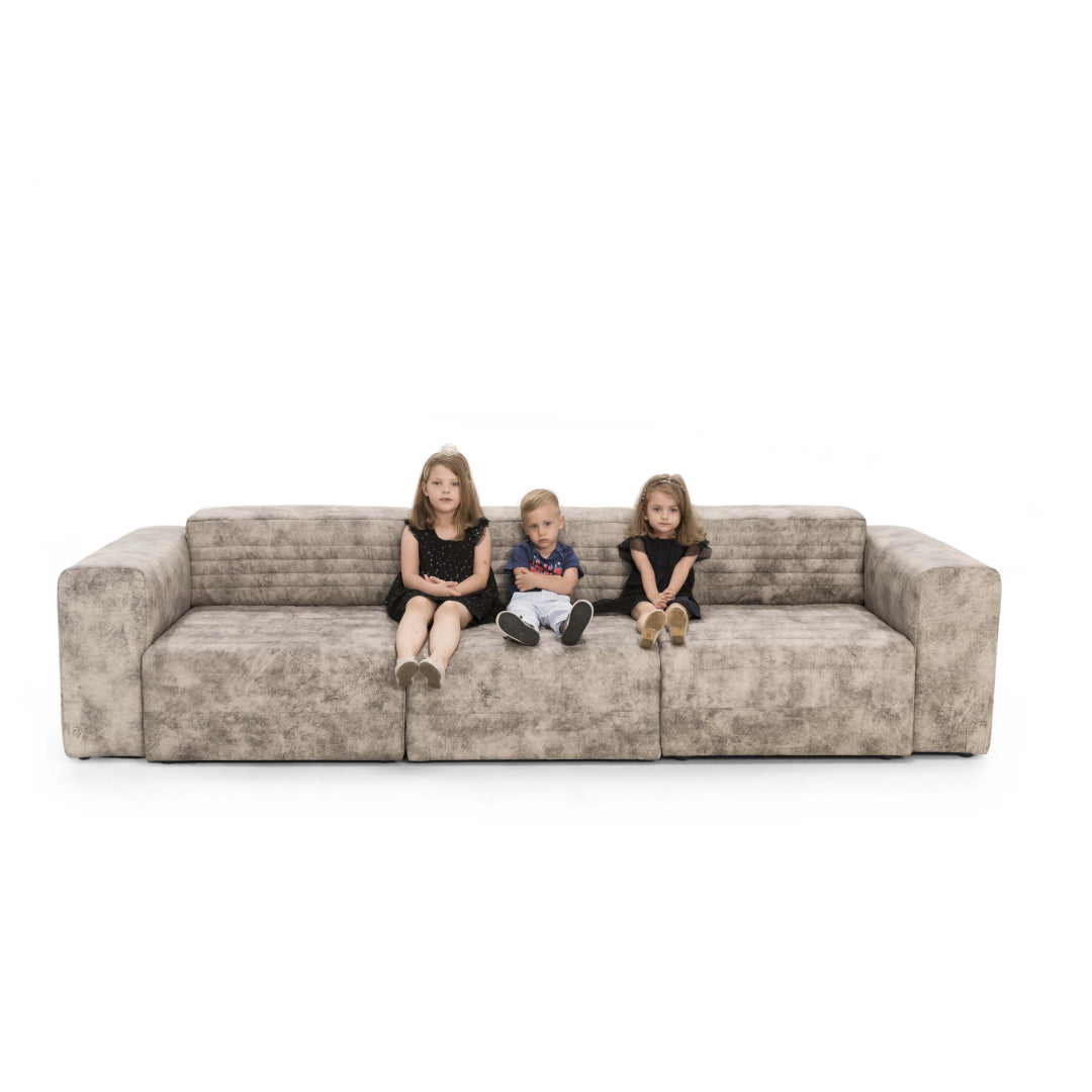 TOLEDO Sofa - tragende Elemente aus massiver Buche, verstärkt mit Holzplattenelementen - mit Kindern