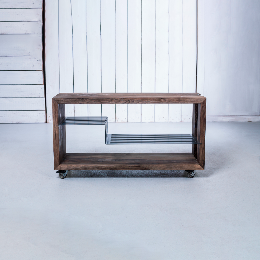 Polyline Designer HiFi Kommode aus Massivholz und Metal im Raum