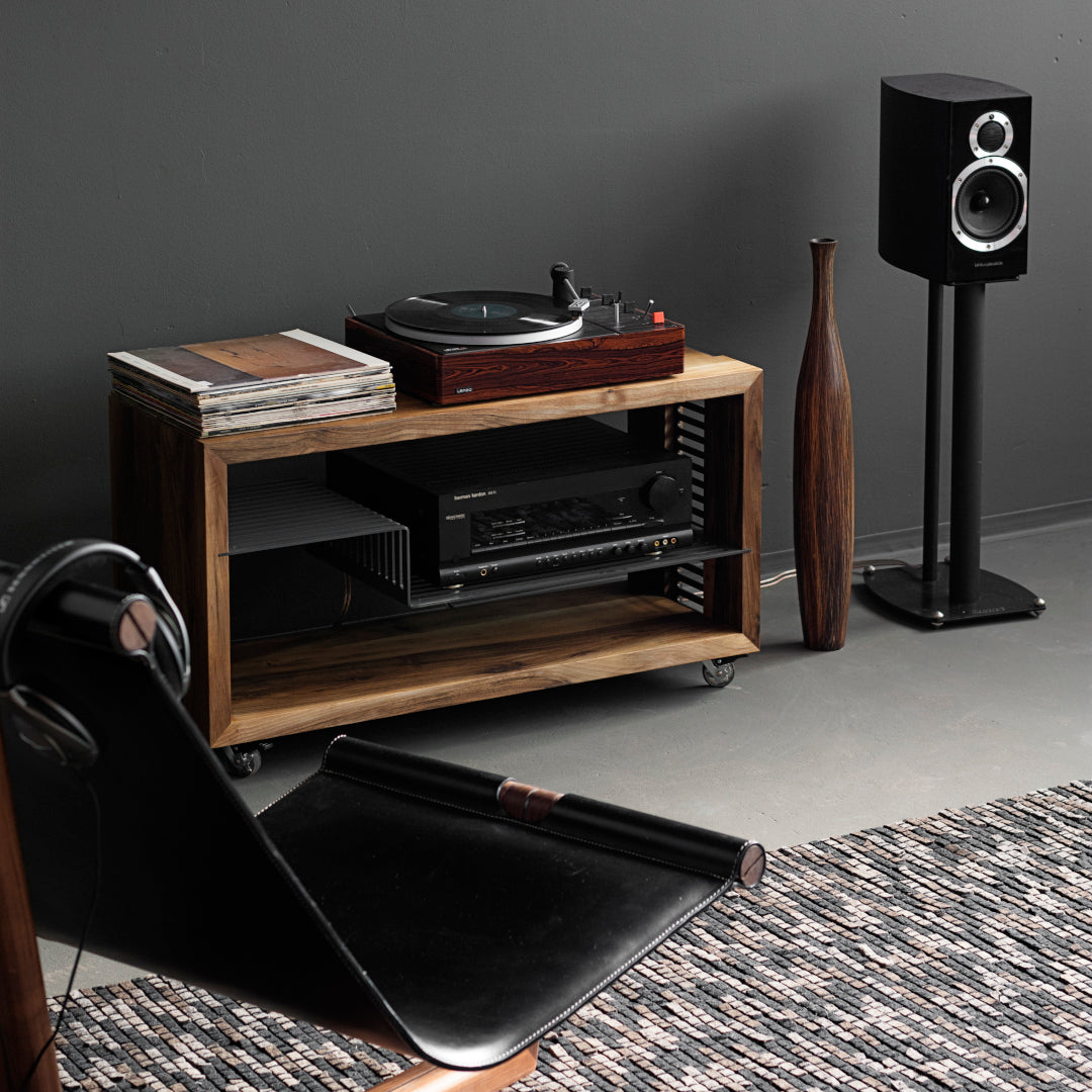 Polyline Designer HiFi Kommode aus Massivholz und Metall, Ambiente