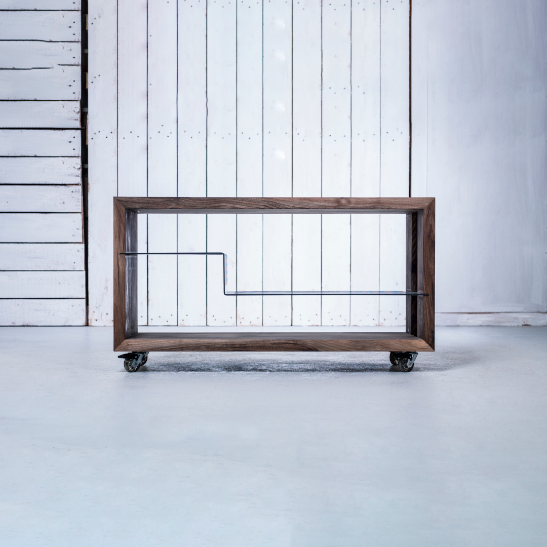 Polyline Designer HiFi Kommode aus Massivholz und Metall, im Raum