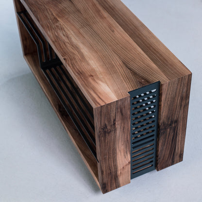 Polyline Designer HiFi Kommode aus Massivholz und Metall, Perspektive