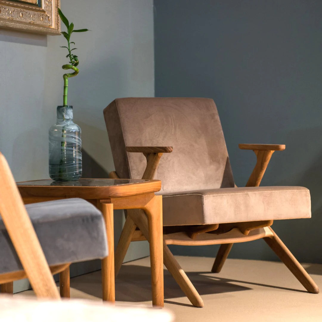 ROCCA-Designersessel aus Massivholz und Stoffpolsterung im Ambiente