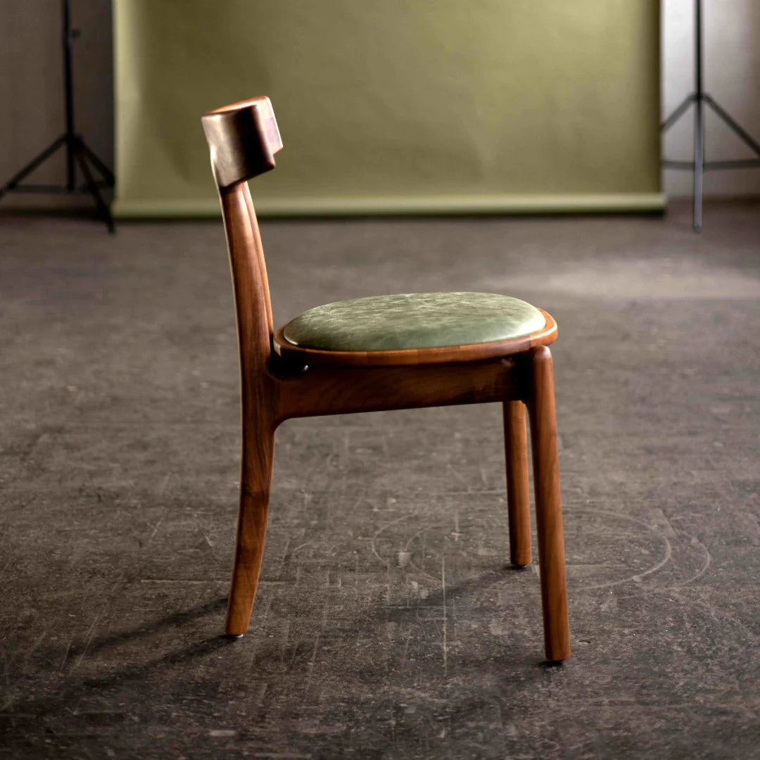 STIA-Designerstuhl aus Massivholz Lederpolsterung-seitenansicht-nussbaum