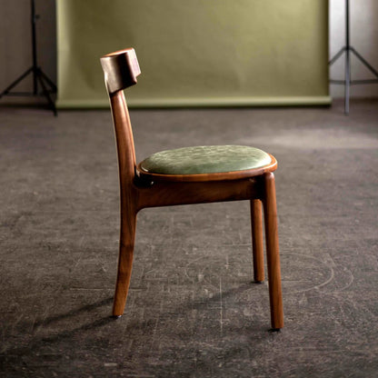 STIA-Designerstuhl aus Massivholz Lederpolsterung-seitenansicht-nussbaum