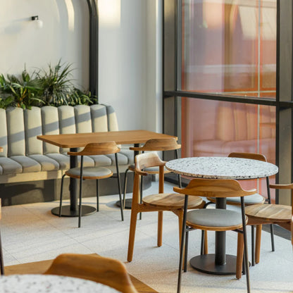 VADA-Designerstuhl, Beine pulverbeschichteter Edelstahl, Sitz und Rückenlehne aus Massivholz
