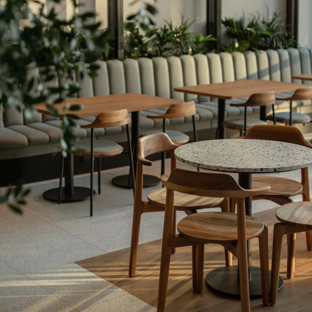 VADA-Designerstuhl aus Stahlrohrgestell und Massivholz im Ambiente