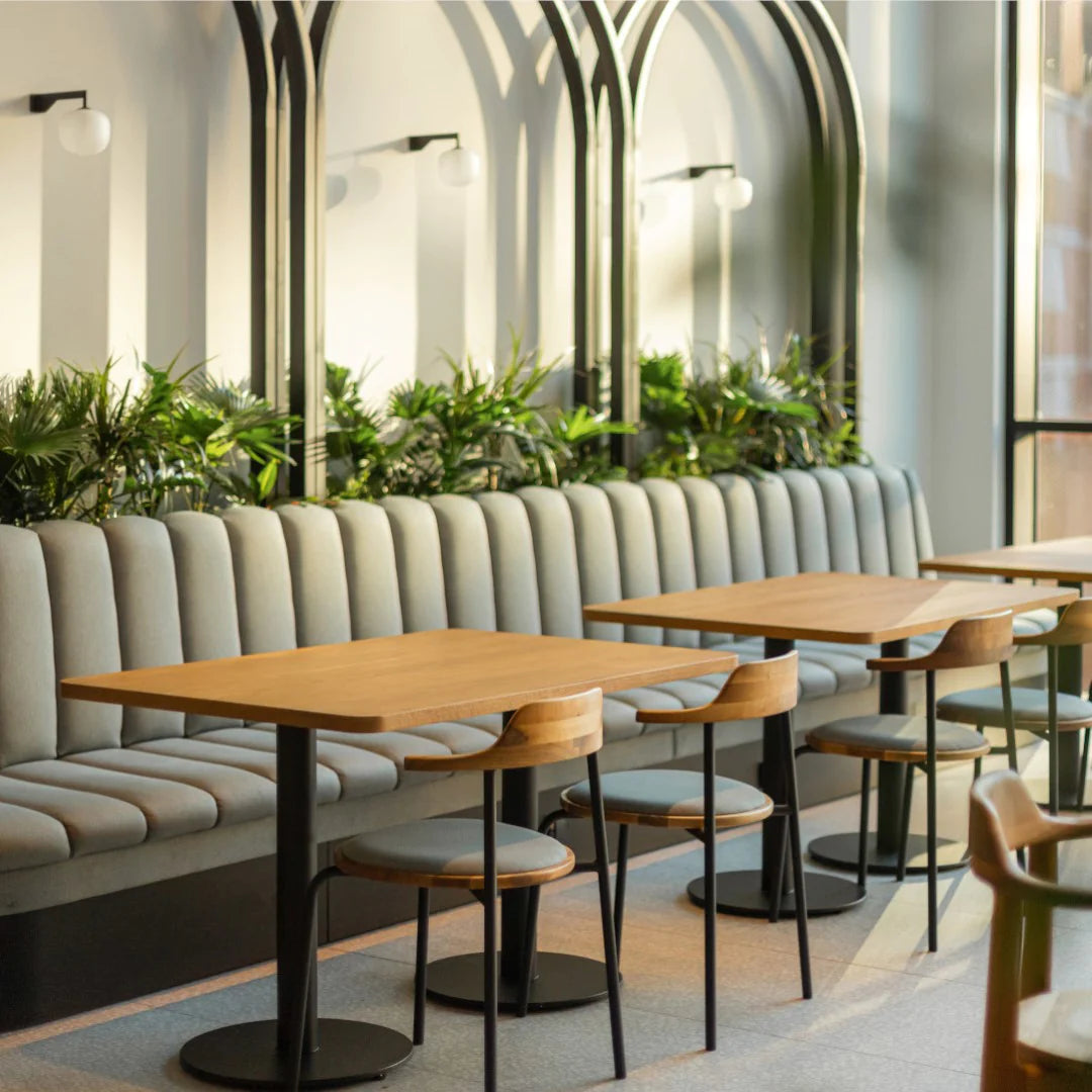 VADA-Designerstuhl aus Stahlrohrgestell und Massivholz im Café